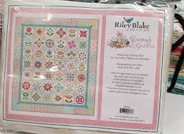In Stock Lori Holt Granny S Garden Granny Chic Quilt Kit Etsy Chic Quilts Quilt Kit Riley Blake Designs