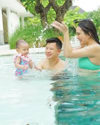 6 momen shandy aulia momong anak, ajak renang hingga bacain buku cerita. Bikin Deg Degan 10 Momen Anak Shandy Aulia Jago Renang Di Usia 9 Bulan