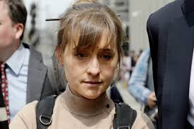 La actriz de 'Smallville' Allison Mack sale de prisión tras cumplir condena  por reclutar esclavas sexuales para una secta