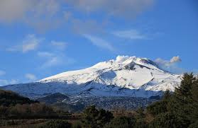 Esplorate l'etna, il più grande vulcano attivo in europa, salendo sulla sua sommità con una funivia che regalererà un panorama mozzafiato sia etna e funivia. Etna Nord Ok Alle Escursioni In Fuoristrada A Giorni La Funivia A Sud