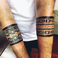 Les épaules et les bras. 55 Tatouages De Bracelets Tribaux Et Leur Signification