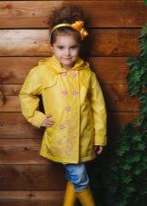 Παιδικό αδιάβροχο (107 φωτογραφίες) από την Zara, Burberry, Kenzo, SELA,  από βροχή, ζεστό, με fleece, μπουφάν αδιάβροχο, με κουκούλα, κίτρινο, με τι  να φορέσει