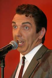 Sänger Timothy Sell als Dean Martin wird von Sängerin Keeley-Jane Jackson  und Rebecca Ostman