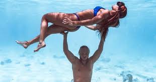 Leerdam is pas achttien jaar oud, maar ze heeft al meerdere jeugdtitels op haar naam een andere grote steun en toeverlaat in jutta's leven, is sinds kort schaatsprof koen verweij. Schaatsers Op Social Fictieve Vakantie En Tiktok Met Brittany Bowe Schaatsen Nl