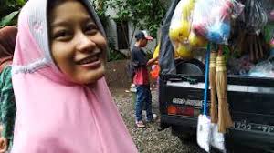 Saat menempati rumah baru, biasanya kita akan bersemangat menata dan mengisinya dengan berbagai perabot rumah. Beli Perabot Rumah Tangga Sama Pedagang Mobil Keliling Yang Unik Youtube