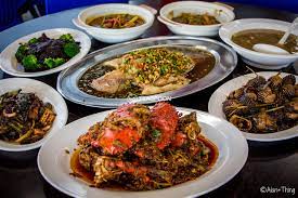 Kuching stands for cat in bahasa malay so its no wonder this city has so many fun cat statues and 路中寒梅 it's relatively light now, not very popular, there are just a few restaurants at the entrance in kuching, there are many beautiful mosques. Kuching Hidden Gem Ah Gong Seafood Teaspoon