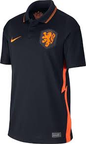 Er wordt ook naar het team verwezen als oranjeleeuwinnen, naar de kleur van het shirt en het logo van het team, een heraldisch gestileerde 'lionesse rampant' (klimmende leeuwin). Nike Nederlands Elftal Uitshirt 2020 2022 Kids Cd0711 010 Vergelijk Prijzen