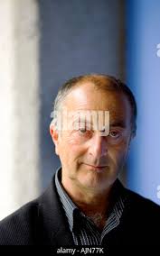 Il comico, attore, personalità di televisione, autore e musicista Paul  Reiser è mostrato un divertente venduti dalla folla durante un 'live'  comedy show Foto stock