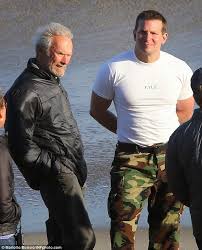 It was only fitting for american sniper filmmakers to choose wiley x sunglasses to suit their soldiers with protective eyewear. American Sniper Film Mit Bradley Cooper Film Kino Trailer