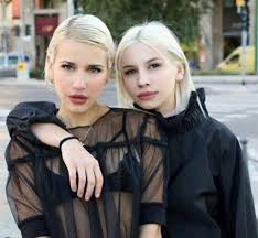Nel 2016 la modella, con un post su facebook, faceva gli auguri ai genitori per i loro 36 anni di matrimonio, quindi sposati nel 1980. Chi E Clizia Incorvaia Anni Altezza Peso Biografia Film E Vita Privata Della Fashion Blogger