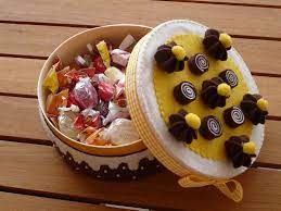 Per realizzare questi oggetti si utilizza in genere la carta rossa per una maggiore assonanza alla ricorrenza. Scatole Decorate Materiali Per Il Fai Da Te Di Box Cake Su Misshobby