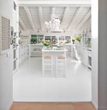 Diseño de cocina blanca con isla grande y encimera de mármol. Suelos Blancos A Favor O En Contra