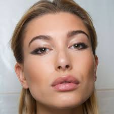 Bonjour, j'ai 22 ans et j'aimerai repulper mes levres mais avoir un résultat assez naturel car sincèrement je suis étudiante et j'ai un copain qui . Comment Maquiller Des Levres Fines Elle