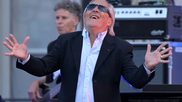 Gilbert Montagné et Didier Barbelivien condamnés pour plagiat sur le titre  "On va s'aimer" et privés de leurs droits d'auteur – franceinfo