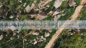 A extensão do vão principal é o método amplamente utilizada no que se refere à medidas de pontes suspensas. A Maior Ponte Suspensa Do Mundo Vai Abrir Em Portugal E E Noticia Em Todo O Planeta Casal Misterio