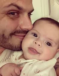 Quién es Nacho Otero, el periodista que mostró su radical cambio de imagen  en pos de su salud