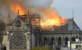 Resultado de imagem para mostrar imagens do dia do incêndio na catedral de notre dame- paris