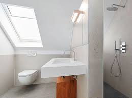 Es spielt keine rolle, ob man sein badezimmer selbst renovieren oder sich hohlräume bestmöglich nutzen und bad online planen. Badezimmer Mit Dachschragen Komfortabel Und Schick Zuhause3 De
