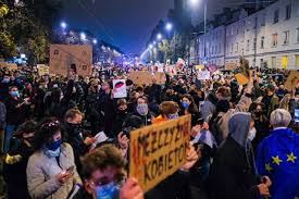 Stop nielegalnym przewozom oznaczał utrudnienia na wylotówkach oraz ogromne korki i utrudnienia w mieście. Strajk Kobiet Warszawa Protest Pod Domem Jaroslawa Kaczynskiego Kobiety Nie Odpuszczaja To Jest Wojna Warszawa Nasze Miasto
