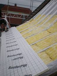 Dachdecker Bringen Dammung Auf Dach An Arbeit Der Gruner Bedachungen Und Gerustbau Gmbh In Esslingen 73728 Dac Bedachung Dachdecker Energetische Sanierung