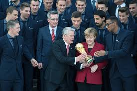 In diesen aufreibenden zeiten kommen uns immer wieder die vielen bilder von angela merkel in den sinn, die sie als zuschauerin im fußballstadion . Www Bundespraesident De Der Bundesprasident Reisen Und Termine Silbernes Lorbeerblatt Fur Fussball Nationalmannschaft