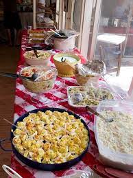 40 Amazing Family Reunion Ideas Echoes Of Laughter Family Reunion Food Food For A Crowd Picnic Food