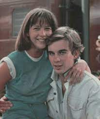 Boum (fete) — boum (fête) une boum est une fête musicale et dansante organisée par des adolescents, souvent à l occasion d un anniversaire ou de la fin de l année scolaire. Sophie Marceau Et Pierre Cosso La Boum 2 1982 La Boum 2 Sophie Marceau Vieux Film