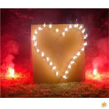 Lichterbild Brennendes Herz Mit Roten Bengalfeuern