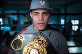 Brian castaño, con su gente, tras coronarse campeón súper welter prensa grupo castaño. Taxpeopqrqtxom