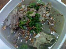 1/4 tulang iga sapi (untuk kaldu), 1/2 kg lobak putih, 1/4 bakso sapi, 2 siung bawang putih, 4 siung bawang merah, 2 tangkai daun bawang, 1 liter air, secukupnya garam, secukupnya merica. Resepi Sup Tulang Rusuk Resepi Bonda