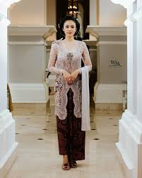 Kerah & manset full interlining saku depan. 10 Ide Kebaya Lamaran Dari Kain Tile Warna Abu Abu Sempurna Untuk Segala Konsep Acaramu