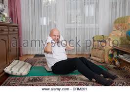 Wegweiser zum leben im alter. Alter Mann Macht Ubungen In Seinem Wohnzimmer Stockfotografie Alamy