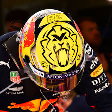 The rest of the lid largely remains the same, except for the gold colour, and the helmet as a whole is a 'fresh look'. Max Verstappen On Twitter Fine Tuning Our Set Up And Then It S Qualifying Time Unleashthelion Keeppushing Austriangp