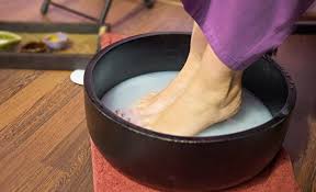 Sehingga pembengkakan itu tak lagi menjadi masalah serius di kemudian hari. Manfaat Air Garam Untuk Merendam Kaki Dan Menyehatkan Tubuh Theasianparent Indonesia