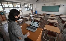 ¿volver al salón de clases o seguir con la educación a distancia? Pospandemia Como Sera La Vuelta A Clases Convivimos Digital