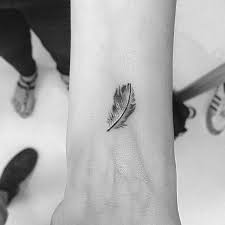 Dies und vieles mehr erfahrt ihr hier. 100 Feder Tattoo Ideen Feder Tattoo Federtattoos Federtattoo
