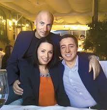 В начале лета в семействе игоря крутого случилось пополнение. Igor Krutoj Pomogaet Synu S Novorozhdennym Rebenkom Starhit Ru