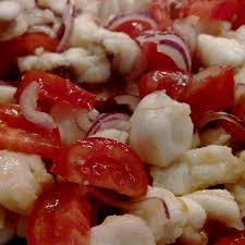 Ha una testa massiccia, di forma appiattita e allargata, coperta di creste ossee e spine. Coda Di Rospo Alla Catalana Fresco Pesce