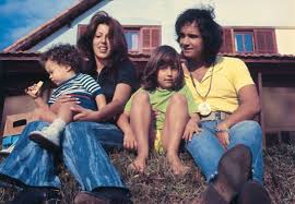 In 2021, he debuts on the series 'dom' as the main character who entitles the show. Roberto Carlos On Twitter Nice Com Dudubraga2 No Colo E Ana Paula Ao Lado Do Pai Robertocarlos Diadospais Familia Filhos Albumdefamilia