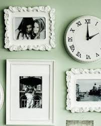 Weisse Rahmen In Verschiedenen Grossen Und Formen An Einer Wand U A Kvill Rahmen In Weiss Decoracion De Unas Marcos Blancos