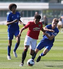 Shoretire hailed as the next wonderkid in manchester academy young nigerian striker shola shoretire has signed a deal with manchester united, commiting his. Man Utd Wonderkid Shola Shoretire 17 Is The Next Jadon Sancho And Snubbed Barcelona And Juventus To Sign New Deal