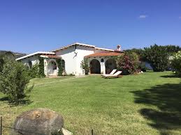 Das haus hat klimaanlagen, die in der übergangszeit auch zum heizen benutzt werden können. Sardinien Ferienhaus Am Meer Villa Fur 6 P Mit Grosser Terrasse Hochwertige Einrichtung Garten Meerblick Privatstrand 50 Mt Zum Strand Costa Smeralda Baja Sardinia