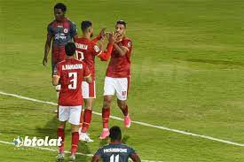 وصل لاعبو الأهلى والنصر السعودى إلى ملعب الجوهرة قبل المواجهة المرتقبة بينهما اليوم فى السابعة والربع مساء اليوم، ضمن منافسات الجولة الـ 20 من عمر مسابقة الدوري السعودي. B9m Pja Dj3e7m
