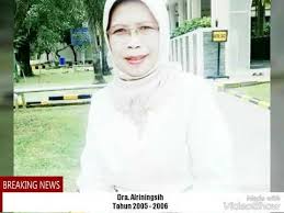 Pengalungan medali oleh kepala sekolah. Profil Kepala Sekolah Smp Negeri 23 Kota Bekasi Youtube