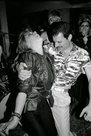 Feb 03, 2020 · freddie mercury and mary austin in 1977. Log In Tumblr Mary Austin Freddie Mercury Freddie Mercury Queen Freddie Mercury