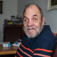 Bijna blinde Ben (66) stelt belangrijke vraag voor hij nieuwe woonplek  kiest: 'Gelukkig hadden ze daar geen enkel probleem mee'