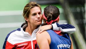 Amélie mauresmo est l'une des rares joueuses de tennis à avoir publiquement communiqué sur son la majorité présidentielle n'a pas inclu cette question dans la loi dite du mariage pour tous. Enceinte De Son Deuxieme Enfant Amelie Mauresmo Quitte Son Poste De Capitaine De L Equipe De France De Fed Cup Jeanne Magazine