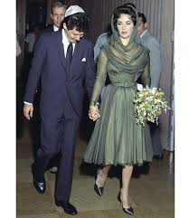 Elizabeth taylor and richard burton famously began their affair in 1964 whilst shooting the film cleopatra in a scandalous romance publicly in 1976, after her second divorce from richard burton, elizabeth taylor married senator john warner. Elizabeth Taylor Wedding Dresses Elizabeth Taylor S Birthday And Dresses