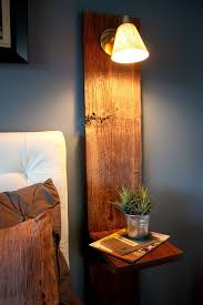 11 Tables De Chevet Originales A Creer Soi Meme Planche De Bois Brut Table De Chevet Originale Idee Deco