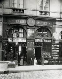 Le Petit Passage Du Perron Rue De Beaujolais Jardin Du Palais Royal Paris Foto Eugene Atget 1906 Eugene Atget Palais Royal Paris